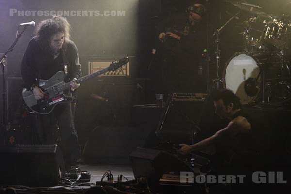 THE CURE - 2008-03-12 - PARIS - Bercy - Robert James Smith - Simon Jonathon Gallup